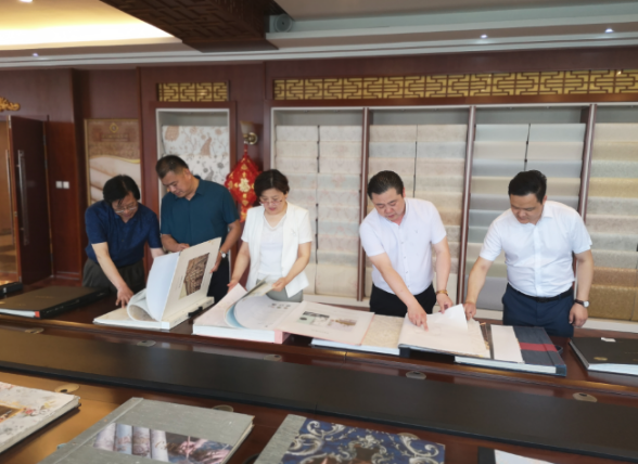 陪同政府園區(qū)赴品牌環(huán)保壁紙投資選址項(xiàng)目方對(duì)接考察，實(shí)現(xiàn)政企高效鏈接