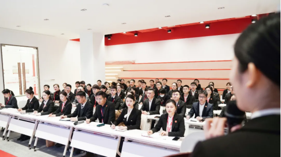 為2022年開局之戰(zhàn)夯基礎(chǔ)、扎根基！東方龍商務(wù)集團年度培訓(xùn)大會成功舉行