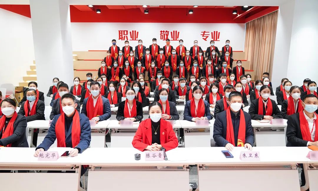 凝心聚力擔(dān)使命，奮楫揚(yáng)帆新征程！東方龍商務(wù)集團(tuán)舉行2022年度總結(jié)暨表彰大會(huì)